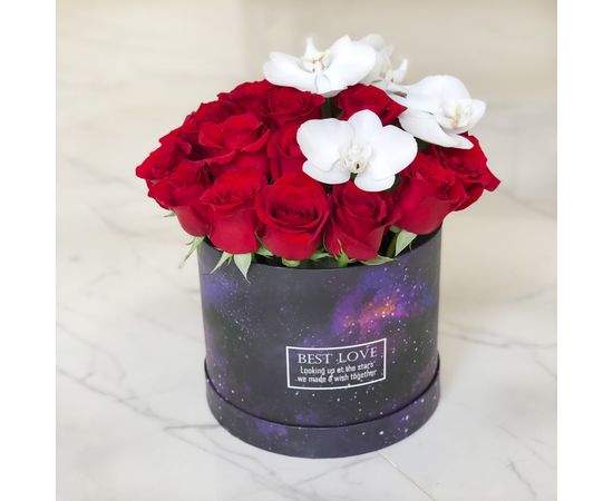 25 красных роз с орхидеей в шляпной коробке